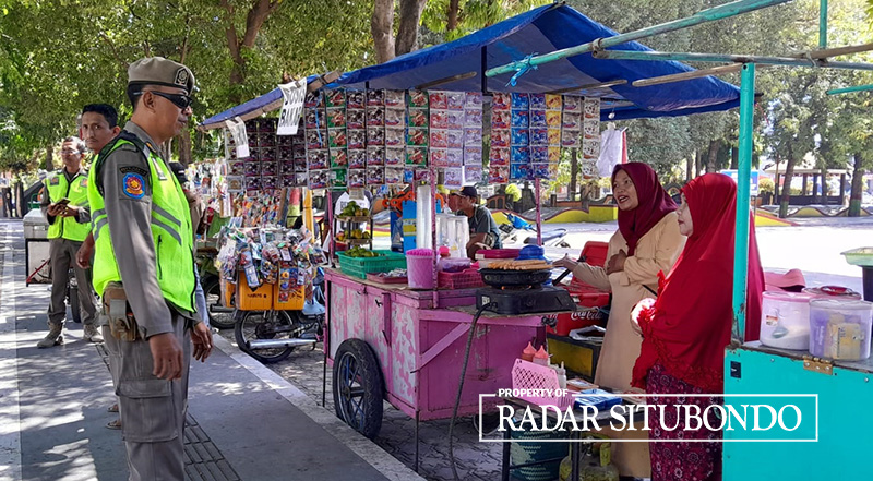 MENUTUP TROTOAR: Anggota Satpol PP menertibkan pedagang kaki lima (PKL) di sebelah barat Alun-alun Kota Situbondo, Rabu (30/8).