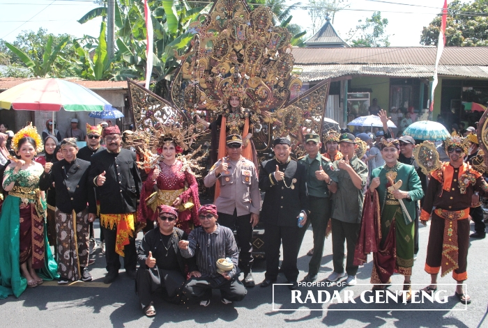 MERIAH: Jajaran Forpimka Kalibaru bersama jajaran Pemdes se Kecamatan Kalibaru mengikuti karnaval tingkat umum di Kecamatan Kalibaru, Rabu (30/8).