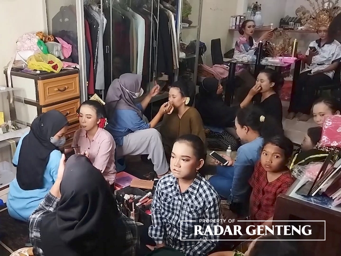 SIBUK: Salah satu sanggar rias di Dusun Pandan, Desa Kembiritan, Kecamatan Genteng ramai dikunjungi peserta karnaval, Rabu (30/8).