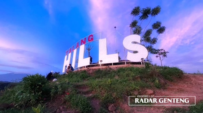 INDAH: Lanmark bertuliskan wisata Talang Hills di Puncak Bukit sebagai tanda lokasi wisata di Desa Genteng Wetan, Kecamatan Genteng.