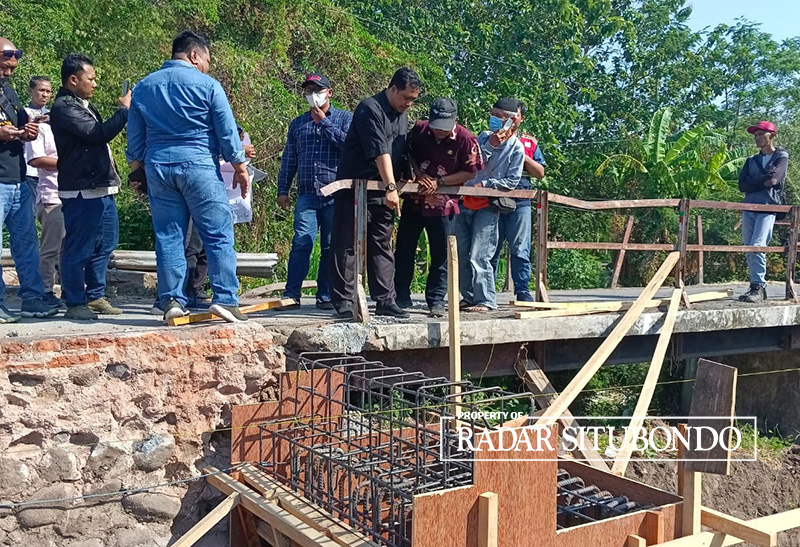 DISOAL: Komisi III DPRD Situbondo melakukan sidak terhadap pembangunan jembatan Aengsonok di Desa Sumberkolak, Kecamatan Panarukan, Kamis (31/8).