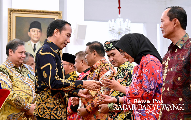 APRESIASI: Bupati Ipuk Fiestiandani menerima piala dari Presiden Jokowi di Istana Negara Jakarta, Kamis (31/8).