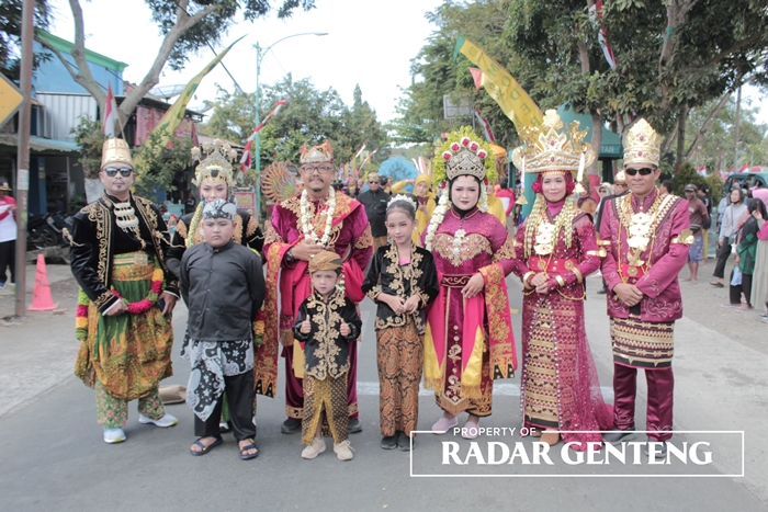 PAKAIAN ADAT: Camat Purwoharjo,Taufik Rohman,M.Si Kapolsek AKP Budi Hermawan dan Danramil Kapten Kapten Inf Didik Yulianto dalam karnaval di Kecamatan Purwoharjo, Kamis (31/8).