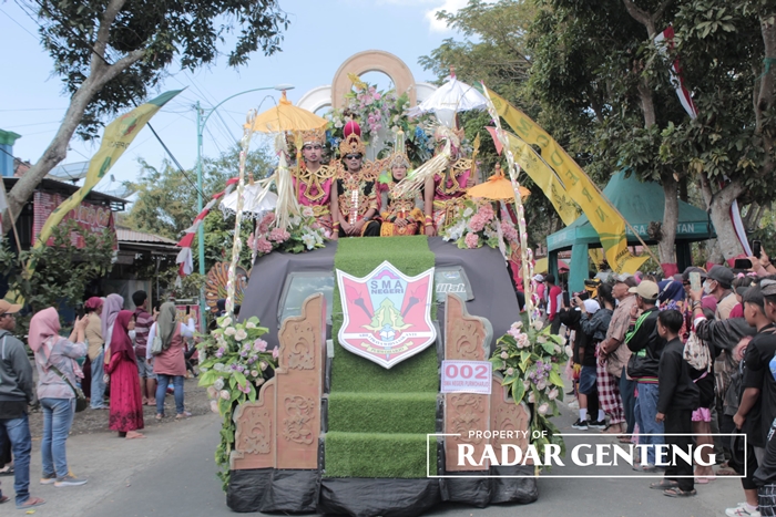SEMANGAT: Plt Kepala SMAN 1 Purwoharjo Suprijanto (dua dari kiri) memimpin rombongan dalam karnaval HUT ke-78 RI tingkat SMA dan umum yang digelar Pemerintah Kecamatan Purwoharjo, Kamis (31/8).