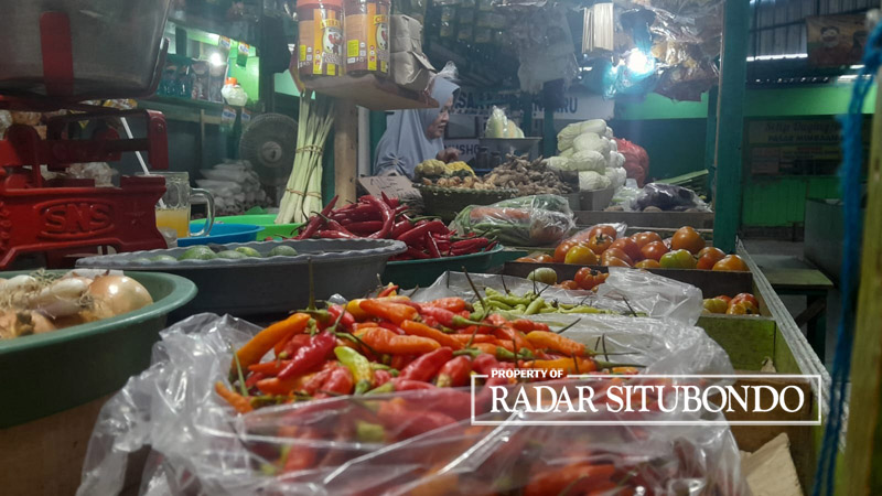 SEPI: Salah satu pedagang di pasar Mimbaan Baru, Kecamatan Panji sibuk menata dagangannya sambil menunggu pembeli, Jumat (1/9).