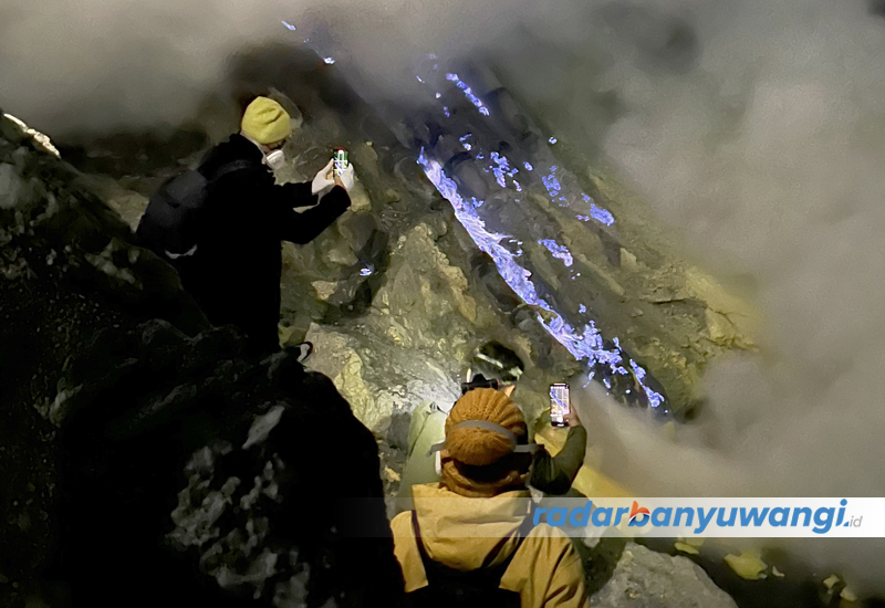 FENOMENA ALAM: Wisatawan menikmati fenomena api biru Kawah Ijen. Gara-gara kerap disiram air oleh penambang belerang, blue fire kini tak bisa disaksikan lagi.