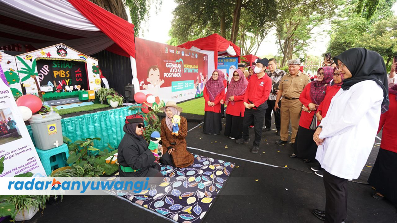 HIDUP SEHAT: Bupati Ipuk Fiestiandani meninjau salah satu inovasi posyandu di Pendapa Sabha Swagata Blambangan Banyuwangi.