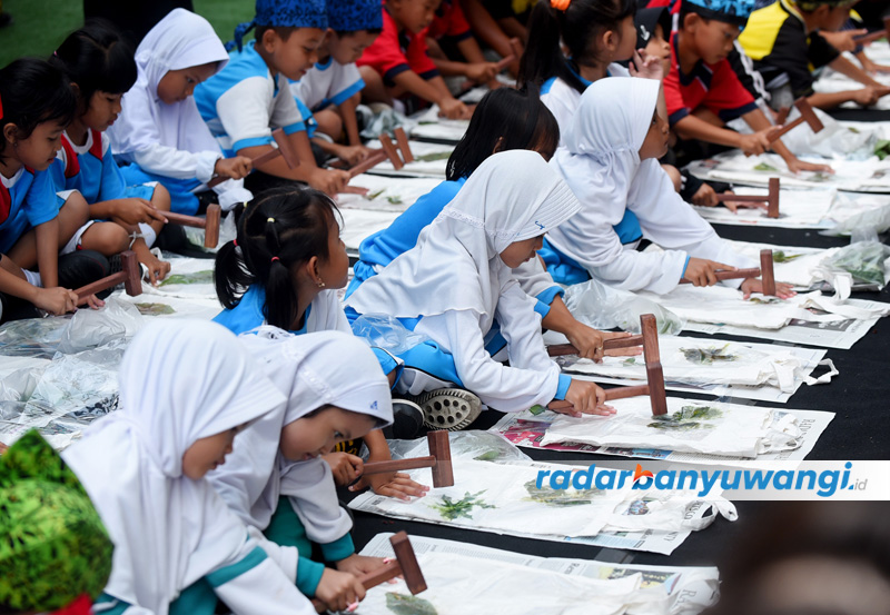 TEMPEL DAN PUKUL: Sejumlah siswa SD mengikuti kelas edukasi sekaligus praktik pembuatan batik di kawasan Gesibu Blambangan kemarin (1/9).
