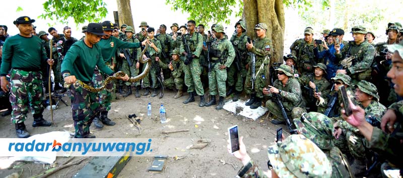 TANGKAP ULAR: Instruktur dari Indonesia memberikan materi jungle survival kepada prajurit dari Jepang dan Singapore Army pada rangkaian Latgabma Super Garuda Shield di Hutan Selogiri, Kalipuro.
