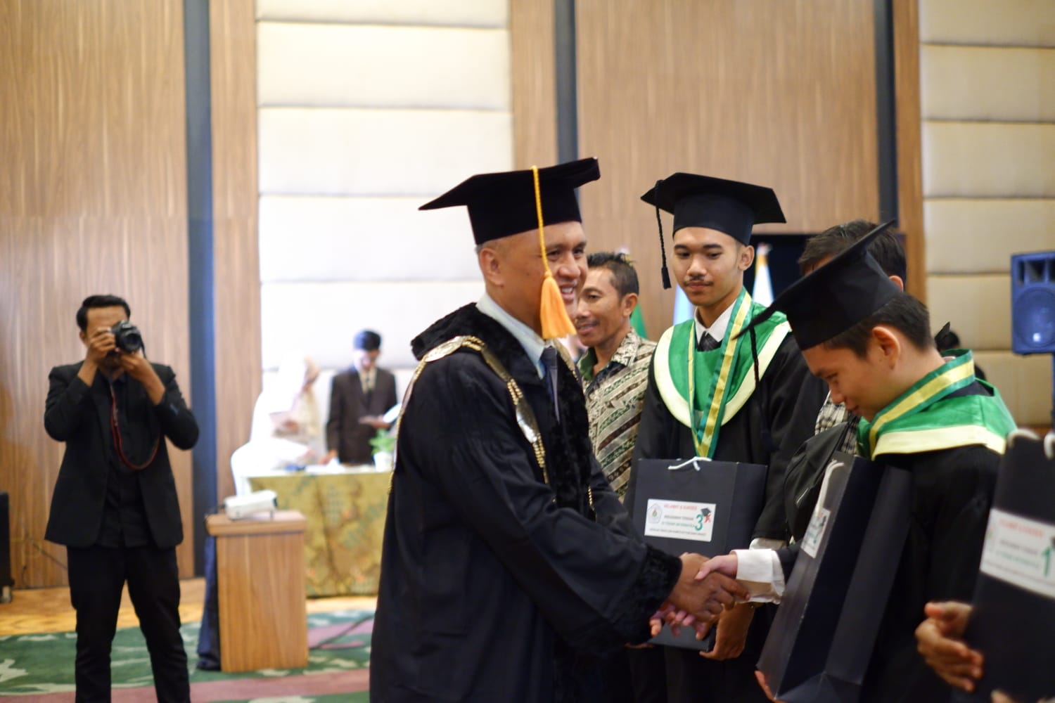 SELAMAT: Ketua Stikom PGRI Banyuwangi M. Djuniharto menyalami wisudawan pada prosesi wisuda jenjang D3 dan S1 Stikom Banyuwangi di Hall Kokoon Hotel Banyuwangi pada Kamis (31/8).