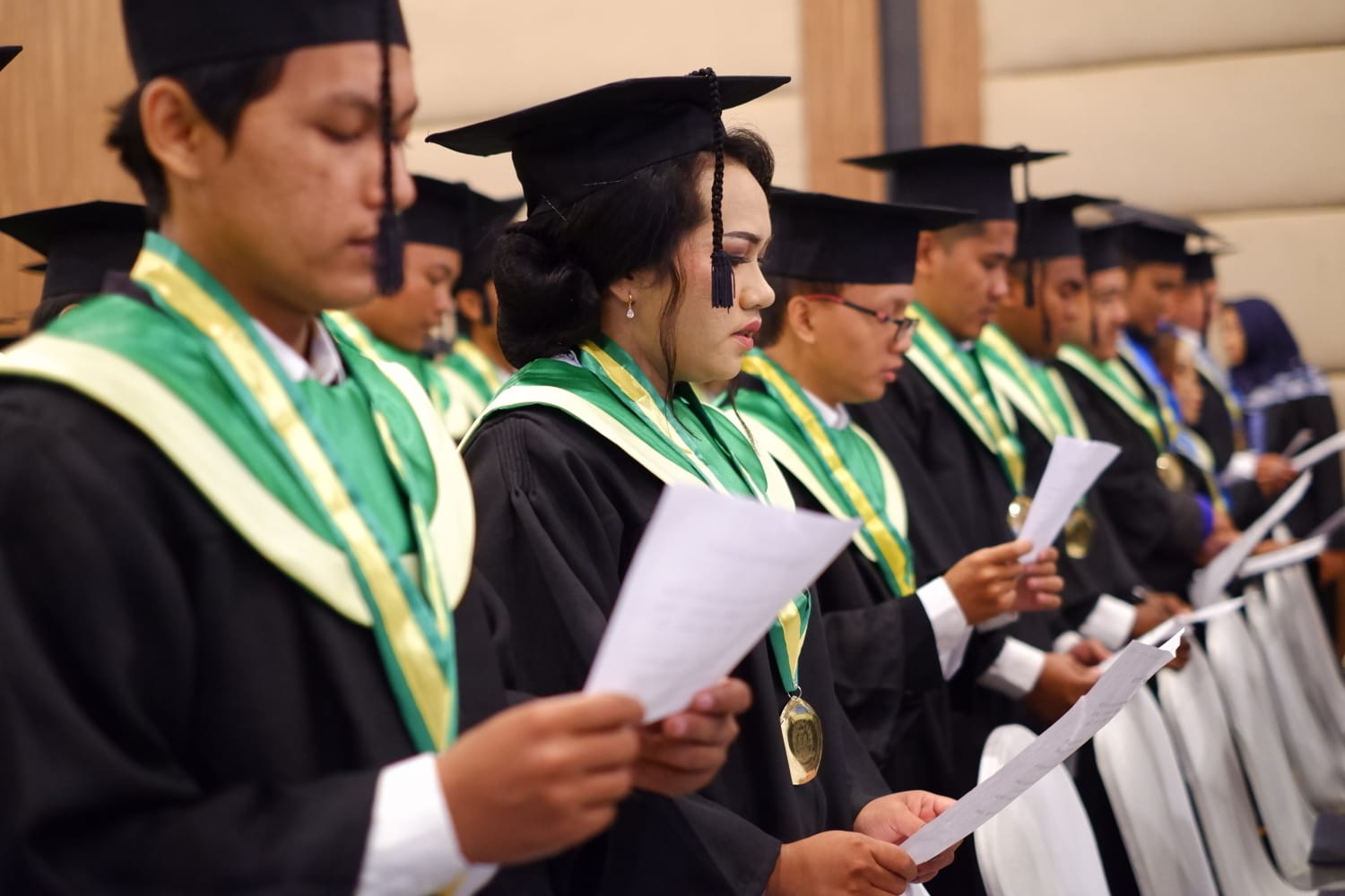 KHIDMAT: Ratusan mahasiswa Stikom PGRI Banyuwangi menjalani prosesi wisuda.