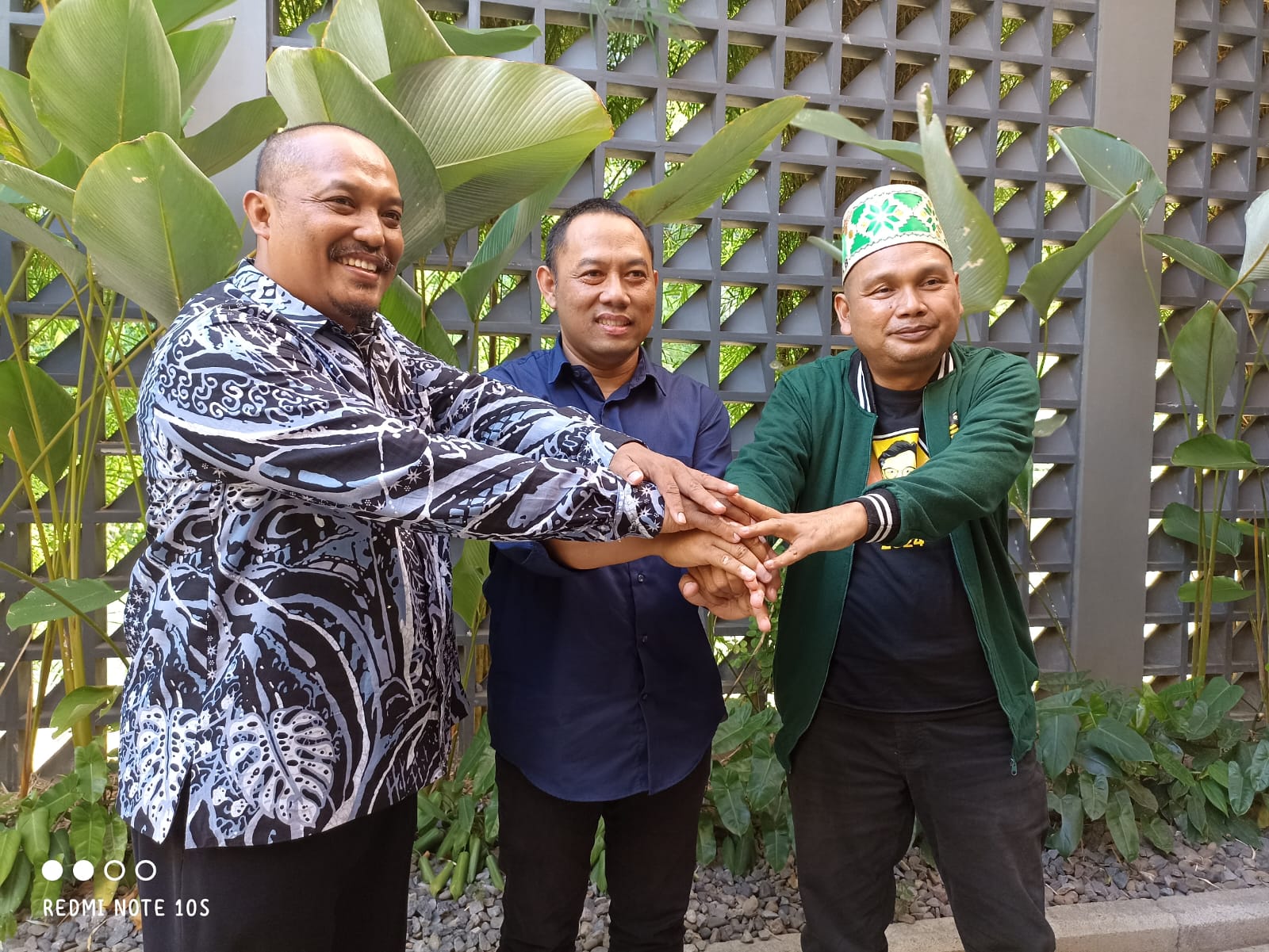 KOALISI: Sekretaris DPD NasDem Banyuwangi Zamroni bersama Ketua DPC PKB Banyuwangi KH Abdul Malik Syafaat dan Ketua DPD PKS Banyuwangi Faisol Aziz usai makan siang bersama di resto Bale Saji, Sabtu (2