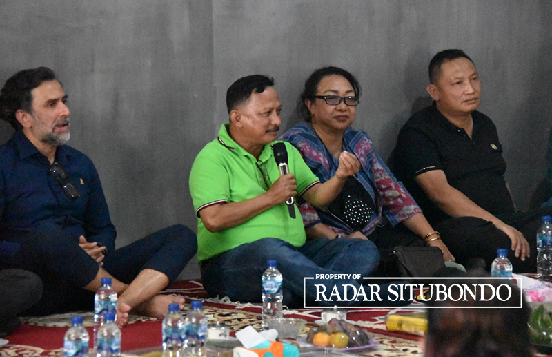 Bupati Situbondo Karna Suswandi bersama Sekda Wawan Setiawan serta pengusaha tembakau Jeremy Thomas melakukan diskusi bersama petani tembakau Kampung Curahguno, Lubawang, Sabtu (2/9/23).
