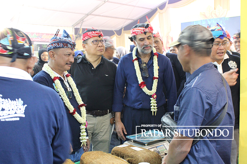 Bupati Situbondo Karna Suswandi menunjukkan produk tembakau tambeng kepada Jeremy Thomas saat mengunjungi stand kopi dan tembakau di acara Festival kopi dan tembakau, Sabtu malam (2/9).