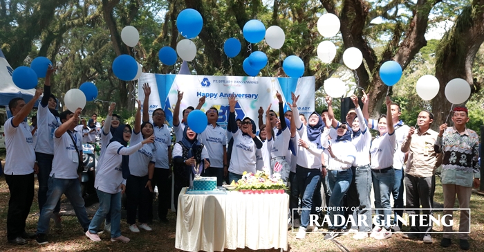 MENYATU: Jajaran komisaris, direksi, kepala cabang, dan kepala kantor kas BPR Ady menggelar syukuran dalam Happy Anniversary ke-31 di De Djawatan Forest, Desa Benculuk, Kecamatan Cluring, Minggu (3/9