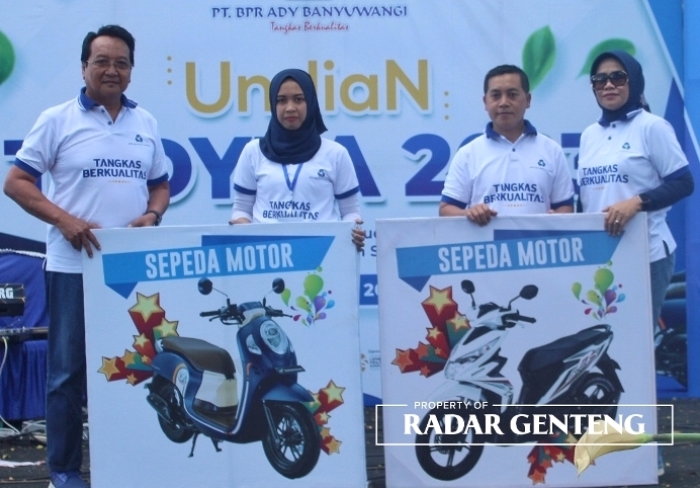 HADIAH: komisaris BPR ADY Banyuwangi Hj Luluk Indriyani (kanan) dan Didik Sugiarto (kiri) dalam penyerahan hadiah dua motor secara simbolis, Minggu (3/9).