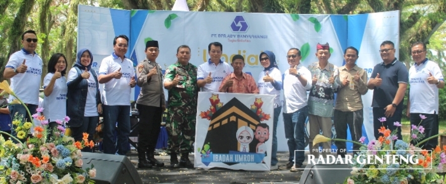 HADIAH UTAMA:Penyerahan hadiah umrah dalam Undian TADYRA di De Djawatan Forest oleh pemegang saham,Hedra Suteja Bersama jajaran pengurus BPR ADY,dinas sosial,notaris,  kepolisian,Forpimka.Minggu (3/9)