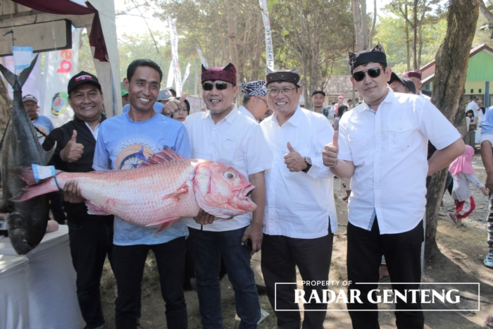 RAKSASA: Kadisperikan Alief Rahman Kartiono,Kepala DPMD Ahmad Faishol,Asisten Bidang Pemerintahan dan Kesra Arief Setiawan dalam Banyuwangi Fishing Festival 2023, Minggu (3/9).