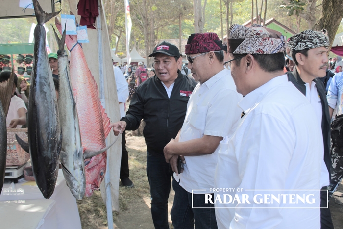 TIGA TERBESAR: Kadisperikan Alief Rahman Kartiono mendampingi Asisten Bidang Pemerintahan dan Kesra Arief Setiawan pada Banyuwangi Fishing Festival 2023, Minggu (3/9).