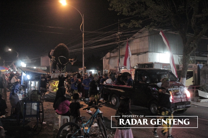 MALAM: Salah satu peserta saat melintas di Jalan KH Hasyim Asyari Desa Genteng Wetan, Kecamatan Genteng sekitar pukul 19.00, Minggu (3/9).