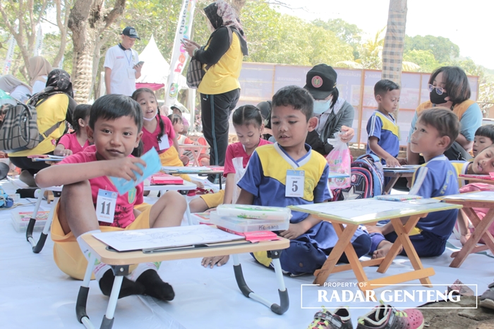 DIDAMPINGI GURU: Para siswa TK se-Kecamatan Purwoharjo mengikuti lomba mewarnai di Pantai Grajagan, Kecamatan Purwoharjo, Minggu (3/9).