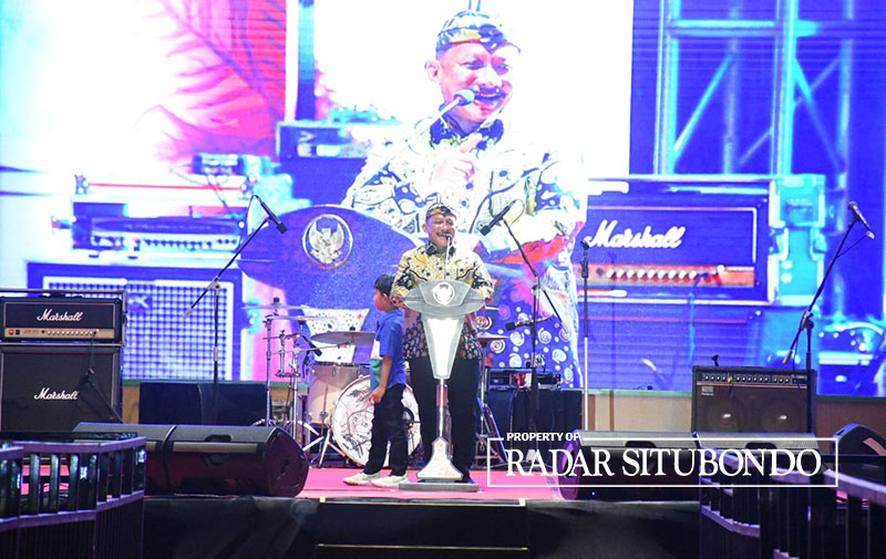 TAHUN KEDUA: Bupati Situbondo Drs Karna Suswandi memberikan sambutan dalam penutupan  Festival Kopi dan Tembakau Minggu malam (3/9) di Alun-alun Situbondo.