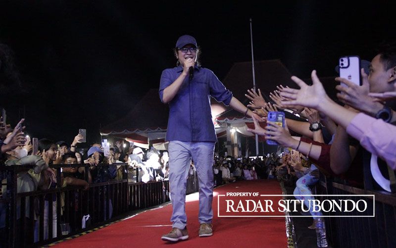 Malam pamungkas Festival Kopi dan Tembakau di Alun-Alun Situbondo dihibur dengan penampilan grup band Letto.