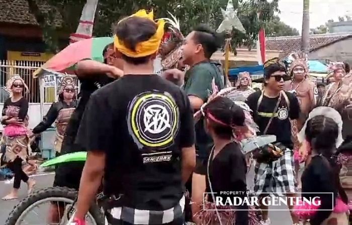 GEGER: Peserta tawuran terlibat baku hantam dengan penonton yang menerobos barisan dalam karnaval HUT ke-78 RI yang digelar Pemerintah Kecamatan Genteng pada Minggu (3/9) sore.