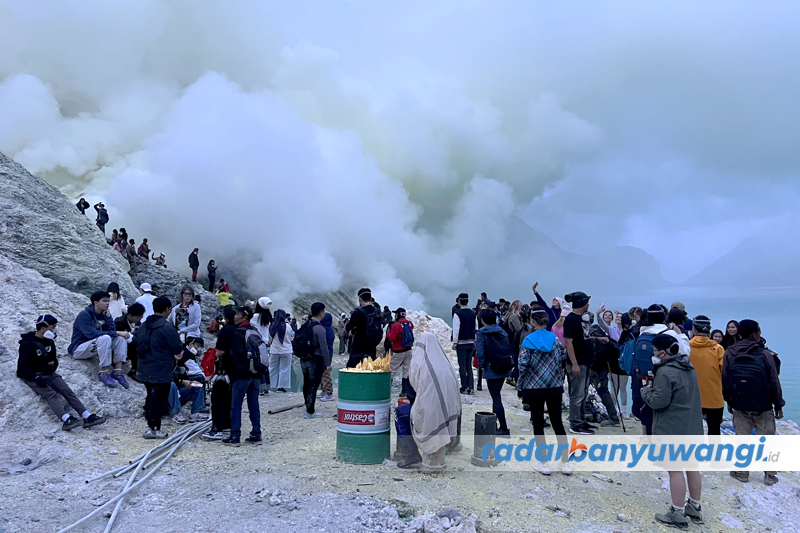 FENOMEMA ALAM: Pengunjung menikmati blue flame kawah Ijen. Belakangan nyala api biru tak bisa dilihat akibat disiram air oleh penambang belerang.