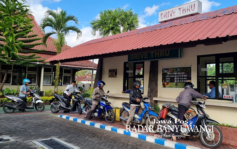 ANTUSIAS: Masyarakat memanfaatkan momen program pemutihan pajak kendaraan bermotor serta mengurus secara drive thru di Samsat.