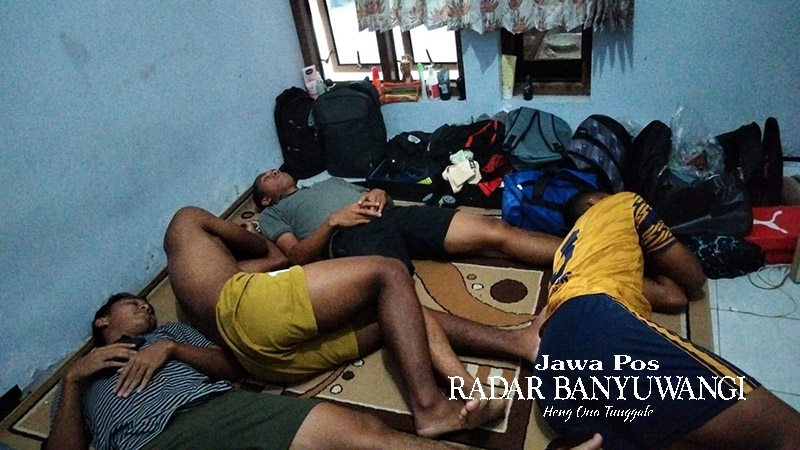 TANPA KASUR DAN BANTAL: Tim sepak bola Porprov Banyuwangi beristirahat di salah satu rumah kontrakan di Jombang. Pelatih tim Suhariyanto juga tidur di tempat yang sama berbaur dengan pemain.