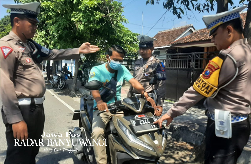 TAK SAMPAI DITILANG: Kanit Turjawali Iptu Budi Mujiono (kanan) menindak pelanggar lalin yang melintas di Pos Lantas Karangente, Rabu (6/9).