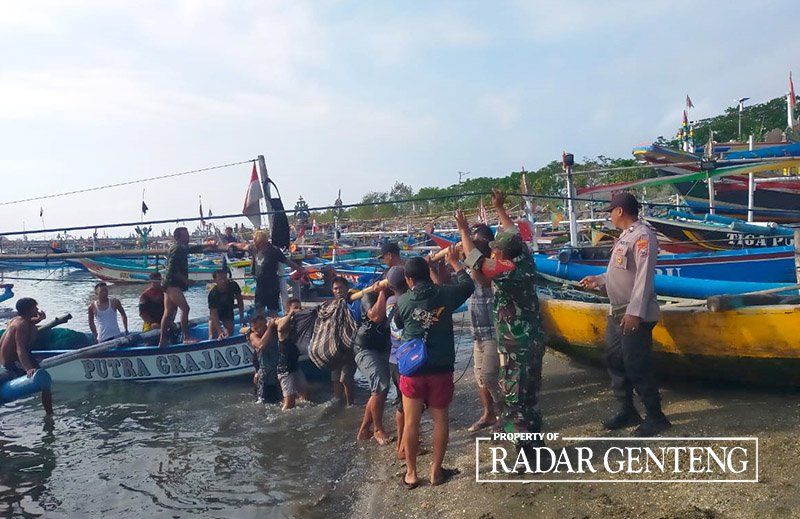 TERLEMPAR DARI KAPAL: Tim SAR Gabungan mengevakuasi jenazah nelayan yang ditemukan meninggal di perairan Grajagan.