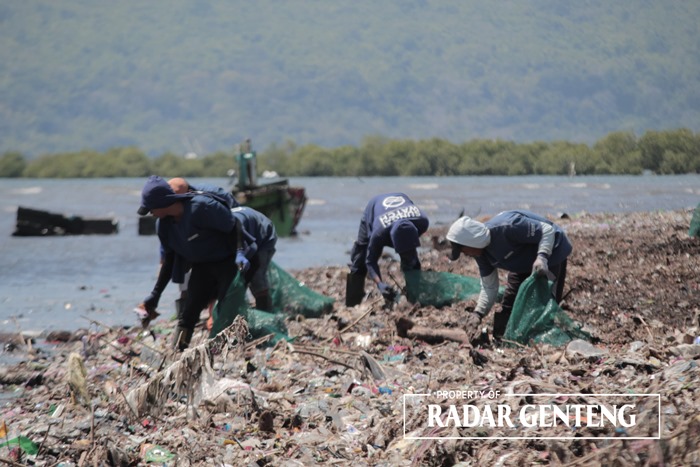 KOTOR: Relawan membersihkan sampah di Pantai Tratas, Desa Kedungringin, Kecamatan Muncar, Rabu (6/9).