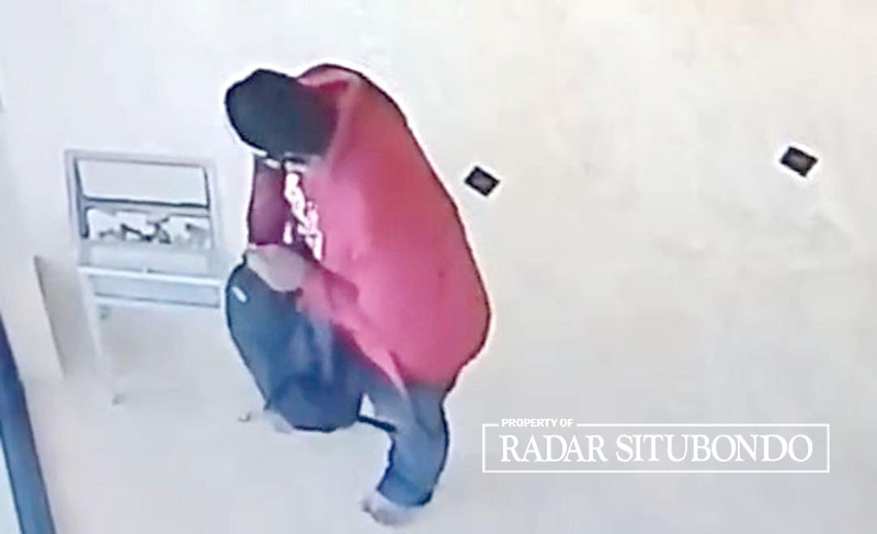 TEREKAM CCTV: Maling kotak amal masjid Al Habsyi Nur Taufik, Desa Kalianget, Kecamatan Banyuglugur, terekam CCTV, Selasa lalu (5/9).