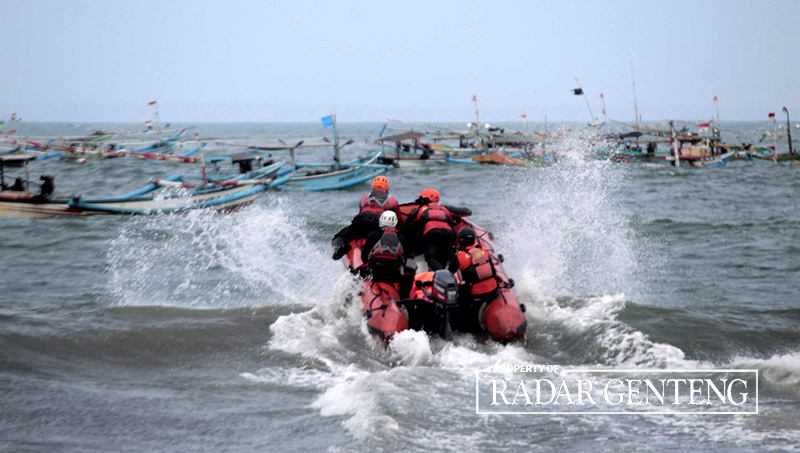 DIEMPAS OMBAK: Tim SAR Gabungan mencari tiga ABK yang hilang dengan menyisir laut radius 2 kilometer dari lokasi tenggelamnya Kapal Mekar Jaya di daerah perairan Plawangan, Desa Grajagan, Purwoharjo.