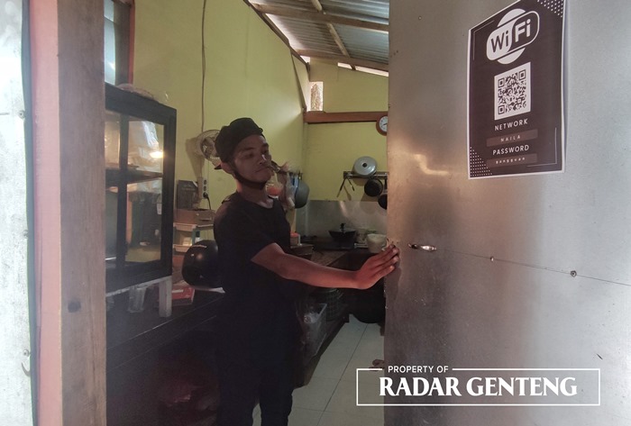 DIRUSAK: Winata Saputra menunjuk kunci pintu warungnya di Dusun Krajan 1, Desa Setail, Kecamatan Genteng yang dirusak maling, Rabu (6/9).