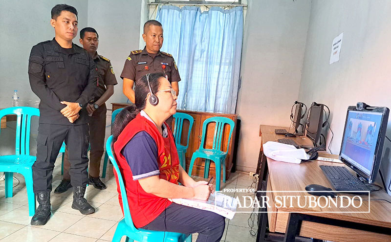 DIJAGA KETAT: Terdakwa Kristin Halim di depan layar monitor untuk mengikuti sidang lanjutan kasus dugaan penipuan dan/atau penggelapan Rp 7 miliar dari dalam Rumah Tahanan (Rutan) kelas IIB Situbondo,