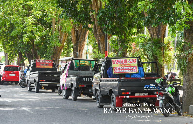 MENUNGGU PENYEWA: Sejumlah kendaraan bak terbuka parkir di sisi timur RTH Tirta Wangi alias patung kuda, Kamis (7/9).