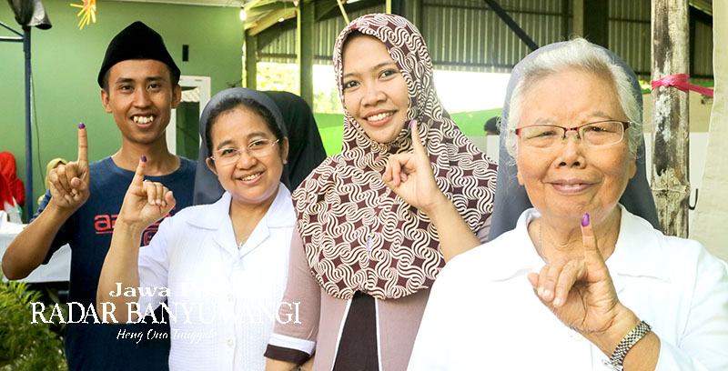 PESTA DEMOKRASI: Warga lintas agama menyalurkan hak pilih pada Pemilu 2019 di salah satu TPS 06 Lingkungan Welaran, Kelurahan Penganjuran, Kecamatan Banyuwangi.