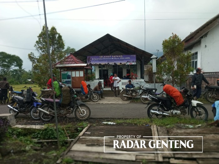 RAMAI: Halaman sekretariat pendakian Gunung Raung melalui Dusun Wonorejo, Desa Kalibaru Wetan, Kecamatan Kalibaru ramai dipenuhi pendaki, Kamis (7/9)
