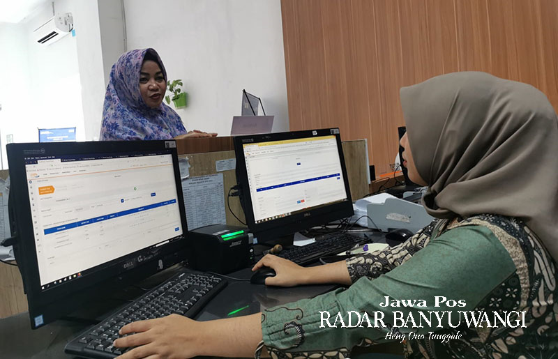 Suasana layanan pembelian tiket secara langsung di Stasiun Kereta Api Banyuwangi. Ada diskon 20 persen untuk penumpang tertentu.