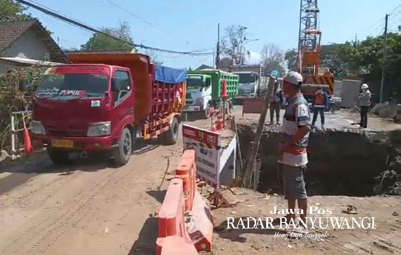 PADAT MERAYAP: Pembangunan proyek Jembatan Alasbuluh berdampak pada arus lalu lintas di jalur Banyuwangi&ndash;Situbondo atau sebaliknya.