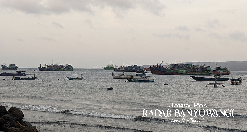 TUNGGU GILIRAN: Belasan kapal ikan lempar jangkar di perairan belakang Satpolair Banyuwangi, Kamis (7/9).