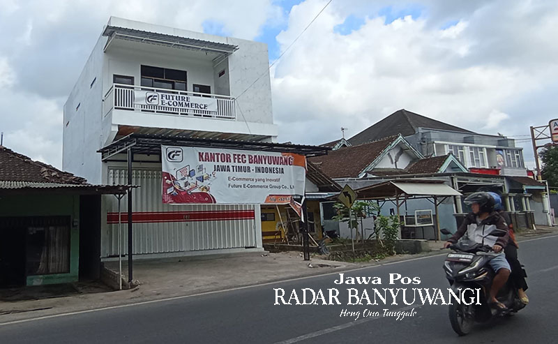 DIKUNCI: Ruko yang dijadikan kantor FEC Banyuwangi di Dusun Petahunan, Desa Jajag, Kecamatan Gambiran, tertutup rapat setelah digeruduk member, Kamis (7/9).