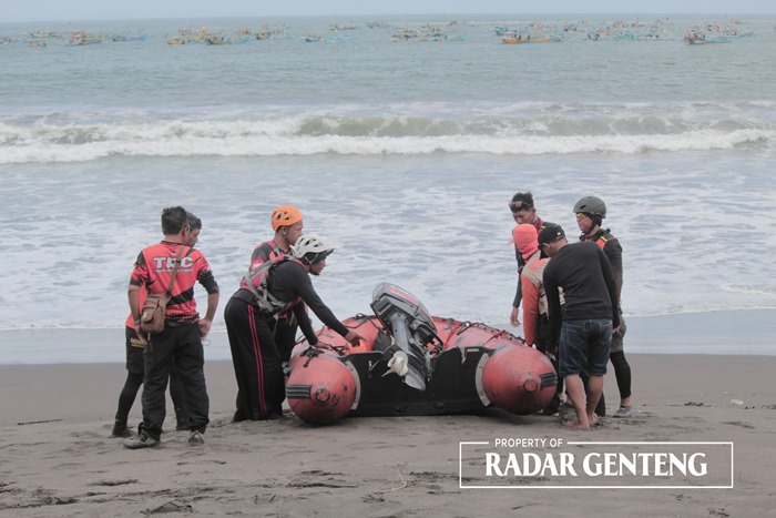 CARI KORBAN: Tim SAR melanjutkan pencarian nelayan yang masih hilang di Pantai Grajagan, Kecamatan Purwoharjo dengan naik perahu karet, Kamis (7/9).