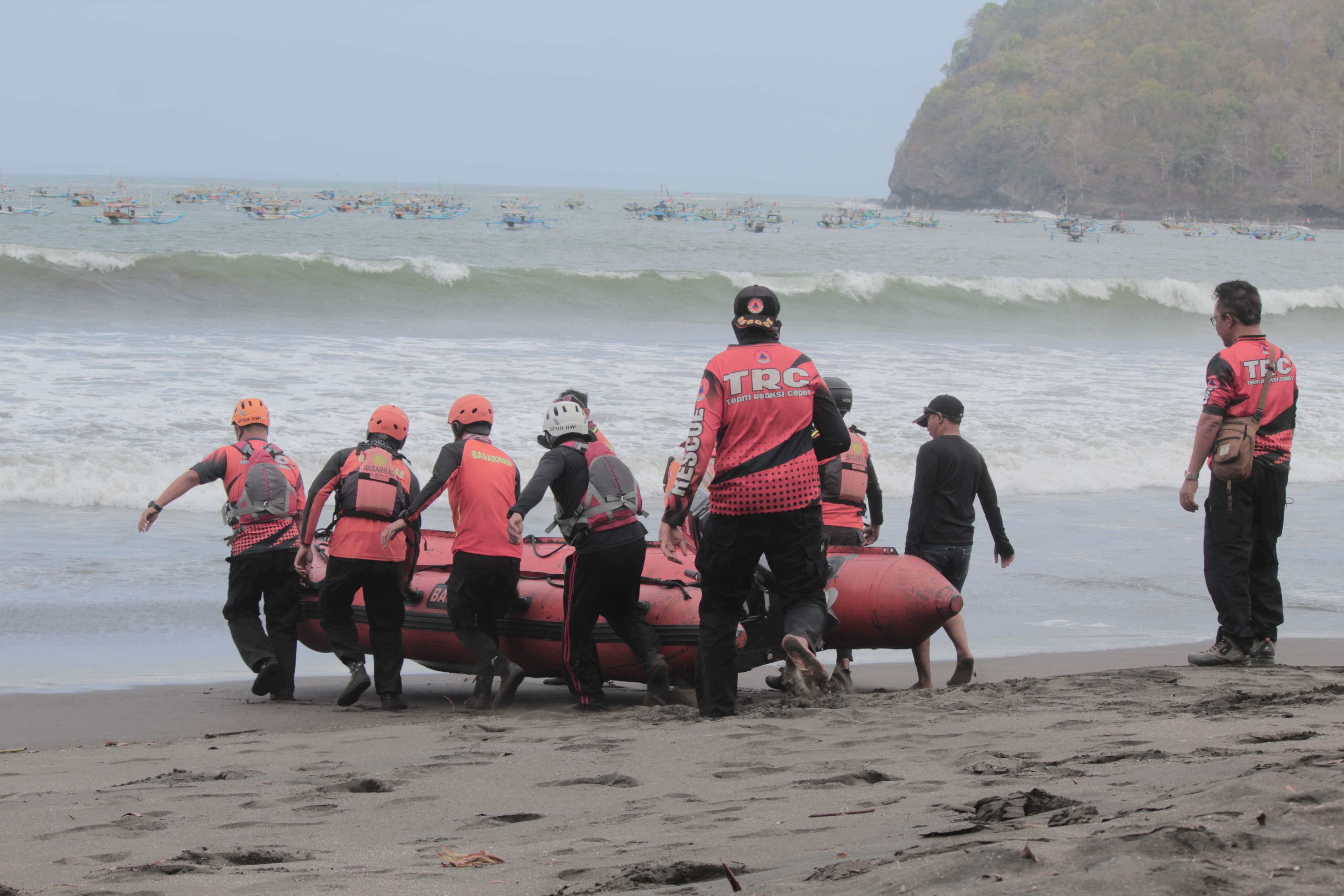 CARI KORBAN HILANG: Tim SAR akan berangkat mencari tiga nelayan Kapal Mekar Jaya yang hilang di daerah Perairan Plawangan, Desa Grajagan, Kecamatan Purwoharjo, Jumat (8/9).