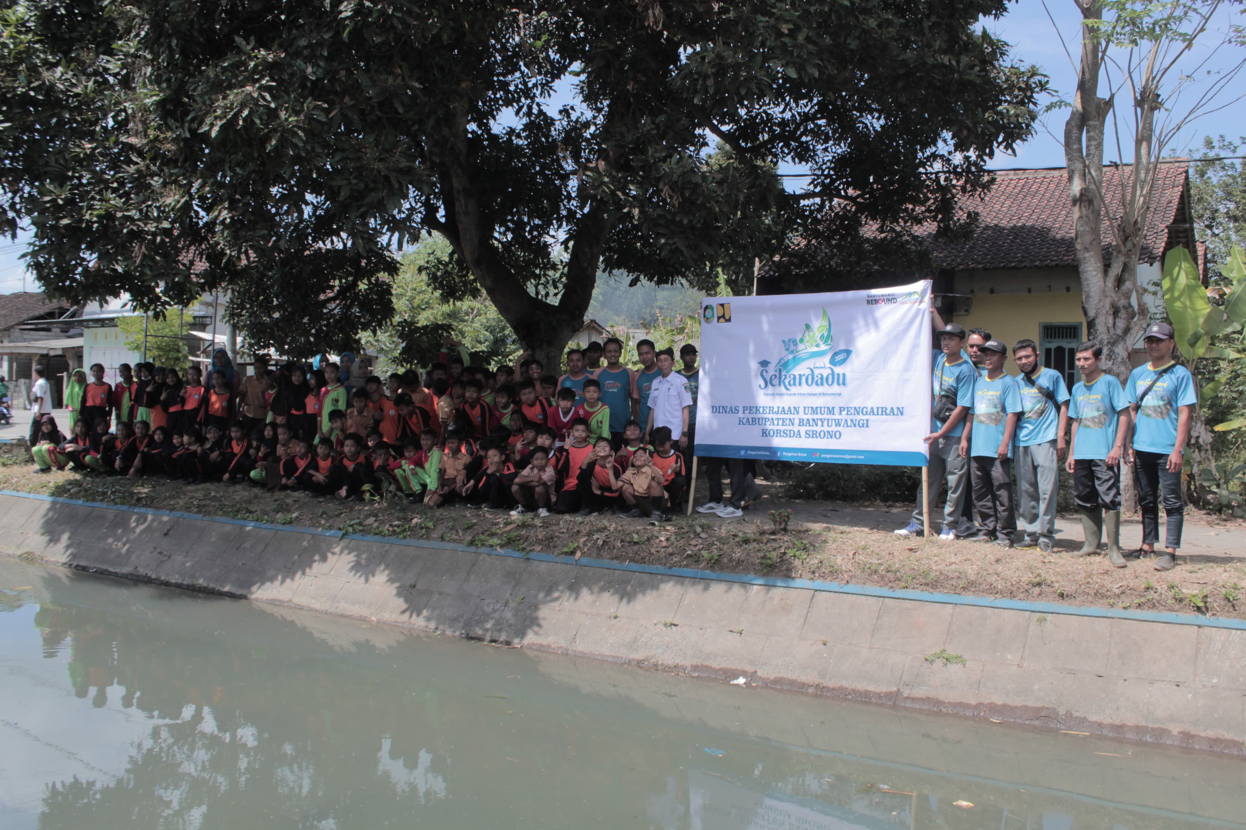 RAWAT SUNGAI: Korsda Srono Eko Susanto bersama para guru dan siswa SDN 1 Sukomaju membersihkan DAS sungai sekitar Dam Suropati II, Desa Sukomaju , Kecamatan Srono, Jumat (8/9).