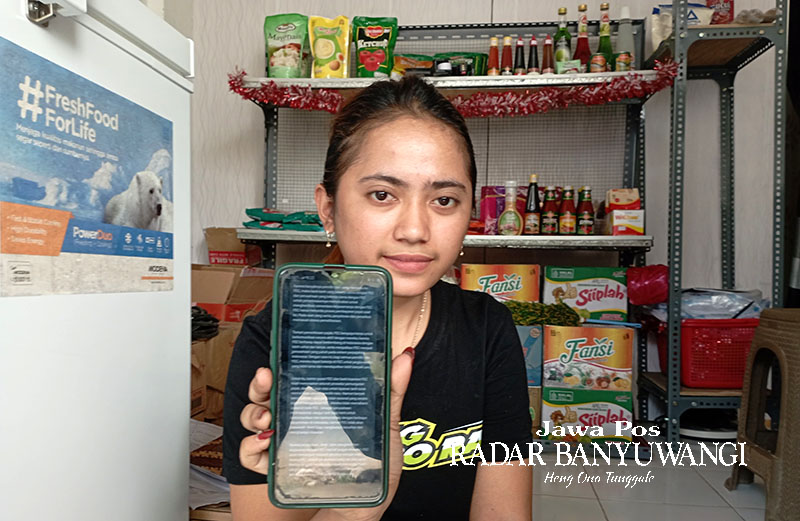 TIDAK BISA DIPAKAI: Febri Santikan menunjukkan aplikasi FEC yang sudah tidak bisa dipakai transaksi, Kamis (7/9).