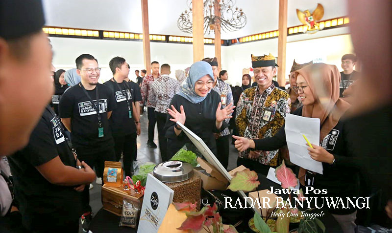 INOVASI BIDANG PERTANIAN: Bupati Ipuk meninjau stan sekaligus melihat secara langsung produk yang ditampilkan peserta program Jagoan Tani 2023 di Pendapa Sabha Swagata Blambangan beberapa waktu lalu.